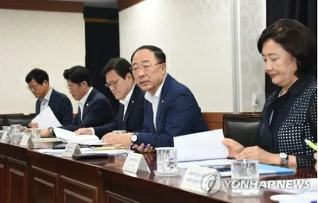 関係閣僚会議で発言する洪氏（企画財政部提供、転載・転用禁止）＝１９日、ソウル（聯合ニュース）