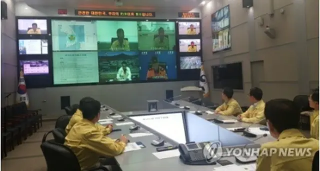 地震発生を受け、緊急会議を行う当局者ら＝２１日、ソウル（聯合ニュース）