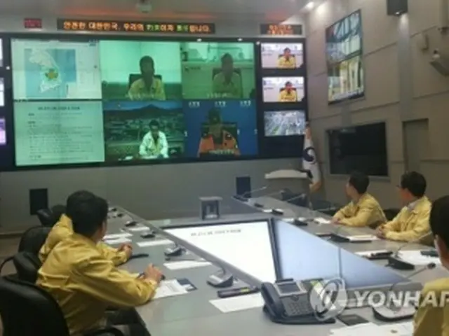 地震発生を受け、緊急会議を行う当局者ら＝２１日、ソウル（聯合ニュース）