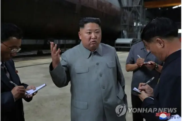 朝鮮中央通信は23日、金委員長（中央）が新造の潜水艦を視察したと報じた＝23日、平壌（朝鮮中央通信＝聯合ニュース）《転載・転用禁止》