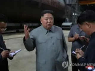 金正恩氏が新造の潜水艦視察　東海の作戦水域に配備へ＝北メディア