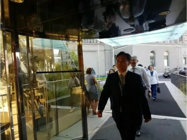 会場に入る金勝鎬・新通商秩序戦略室長＝２３日、ジュネーブ（聯合ニュース）