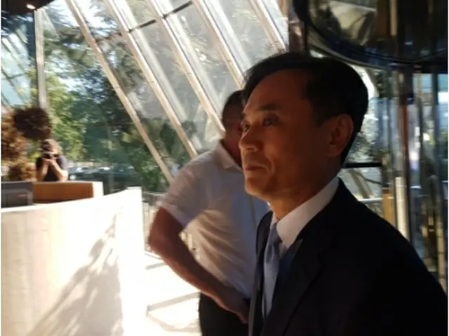 会場に入る金勝鎬・新通商秩序戦略室長＝２３日、ジュネーブ（聯合ニュース）