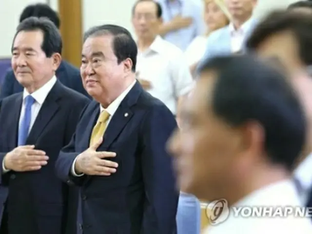 文喜相国会議長(左から2人目)と丁世均議員(左端、資料写真)=(聯合ニュース)
