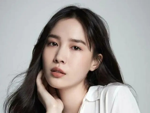 韓国俳優ナムグン・ミンと交際中のモデル兼女優チン・アルムが、Esteemエンターテインメントと専属契約を締結した。（提供:OSEN）