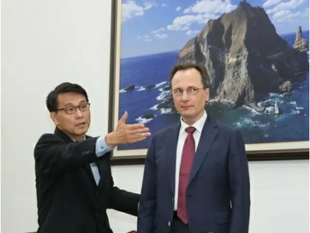 国会で面会したボルコフ氏（右）と尹相現氏＝２４日、ソウル（聯合ニュース）