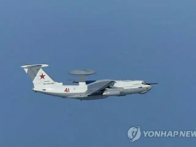 日本の航空自衛隊が撮影した独島付近を飛行するロシアのＡ５０早期警戒管制機＝（ロイター＝聯合ニュース）