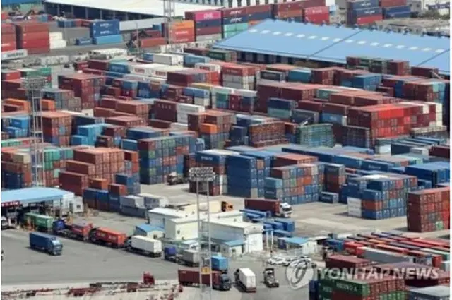 輸出入のコンテナが並ぶ釜山港（資料写真）＝（聯合ニュース）