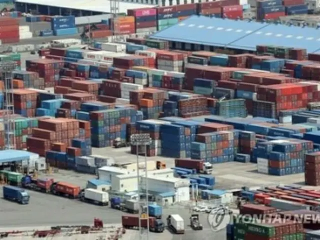 輸出入のコンテナが並ぶ釜山港（資料写真）＝（聯合ニュース）