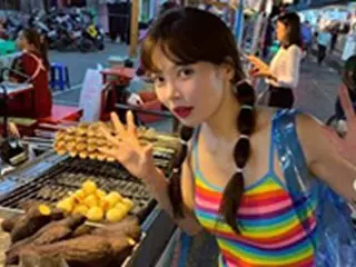 歌手ヒョナ、”玉ねぎヘア”も完ぺき消化！キュートなヘアスタイルで旅行中