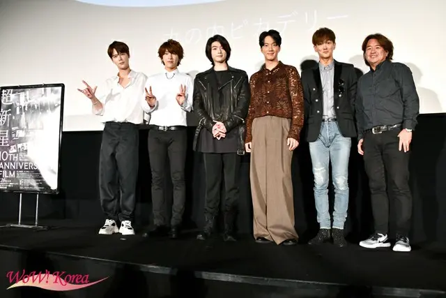左から「SUPERNOVA」ジヒョク、ユナク、ソンジェ、ゴニル、グァンス、園田俊郎監督