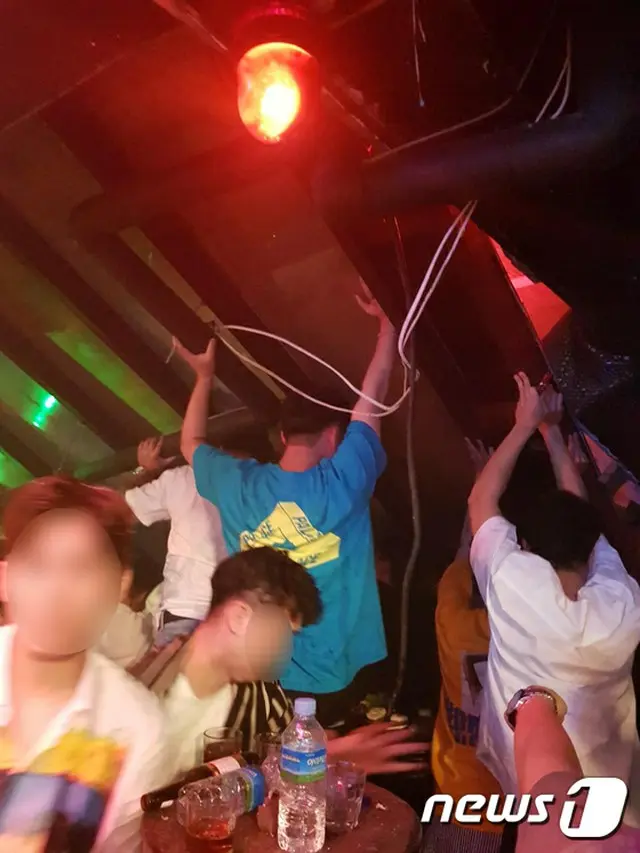 水泳の世界選手権がおこなわれている韓国・光州のナイトクラブで店内バルコニーの崩落により2人の死者と25人の負傷者を出す大きな事故が起きた。負傷者のうち8人は世界水泳の出場選手だと伝えられた。（提供:news1