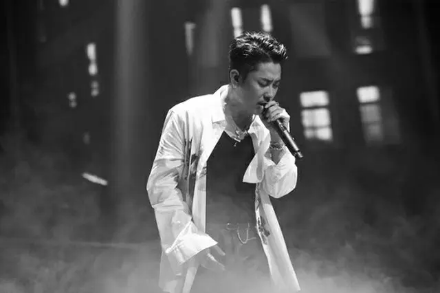 ウン・ジウォン（Sechs Kies）が12年ぶりに開催したソロコンサートに、他メンバー3人がサプライズで登場した。（提供:OSEN）