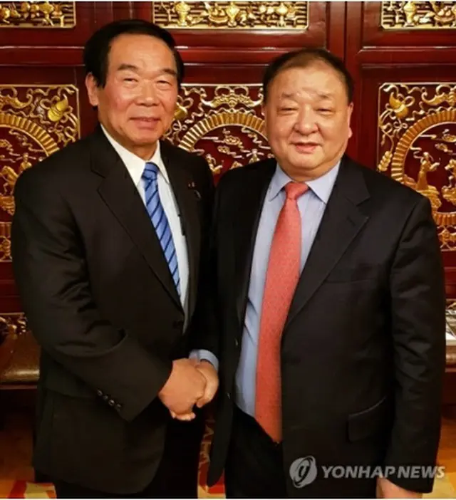 日韓議員連盟の額賀福志郎会長（左）は今年2月に来韓している。韓日議員連盟の姜昌一（カン・チャンイル）会長と握手する額賀氏（姜昌一議員室提供、転載・転用禁止）＝（聯合ニュース）＝（聯合ニュース）