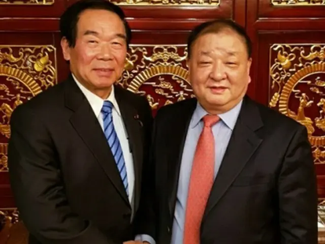 日韓議員連盟の額賀福志郎会長（左）は今年2月に来韓している。韓日議員連盟の姜昌一（カン・チャンイル）会長と握手する額賀氏（姜昌一議員室提供、転載・転用禁止）＝（聯合ニュース）＝（聯合ニュース）