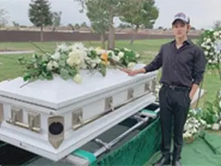歌手サムエル、亡くなった父の墓地を訪れ追悼「いつも僕の心の中にいる」