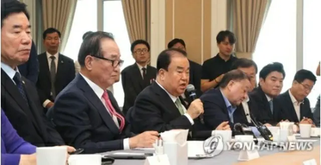 懇談会で発言する文喜相氏＝３０日、ソウル（聯合ニュース）