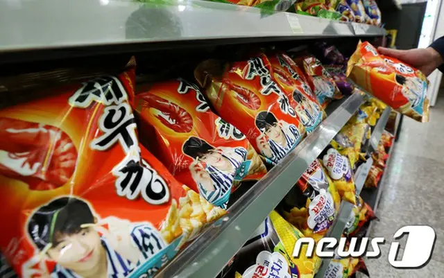 韓国農心が、スナック菓子「セウカン」の原料として米国産エビ100%を使用するという決定を撤回した。（提供:news1）