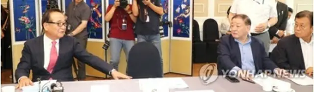国会代表団の訪日を前に、３０日に専門家懇談会が開かれた。代表団として訪日予定の徐清源氏（左）と韓日議連会長の姜昌一氏（右から２人目）＝（聯合ニュース）