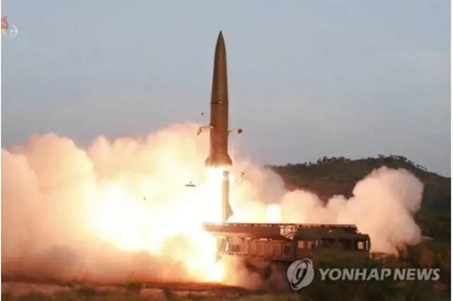 韓国軍合同参謀本部は31日、北朝鮮が同日早朝に東部からミサイルを発射したと発表した。写真は26日に朝鮮中央テレビが報じた新型短距離弾道ミサイルの発射模様＝（聯合ニュース）《転載・転用禁止》