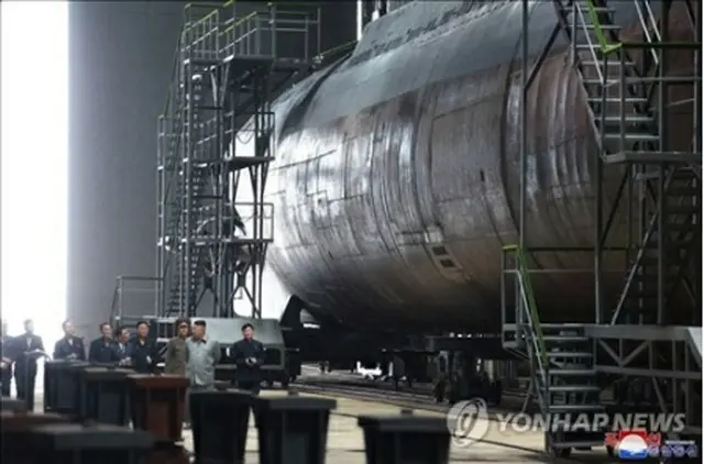 北朝鮮の朝鮮中央通信は２３日、金正恩（キム・ジョンウン）国務委員長（朝鮮労働党委員長）が新たに建造された潜水艦を視察したと報じた＝（聯合ニュース）《転載・転用禁止》