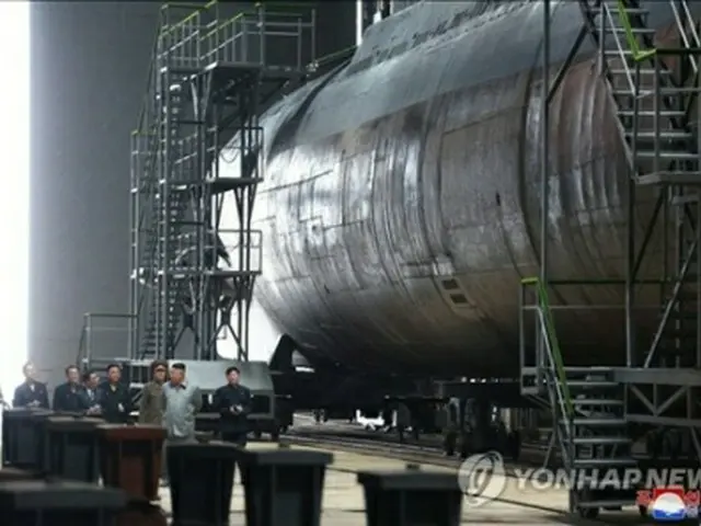 北朝鮮の朝鮮中央通信は２３日、金正恩（キム・ジョンウン）国務委員長（朝鮮労働党委員長）が新たに建造された潜水艦を視察したと報じた＝（聯合ニュース）《転載・転用禁止》