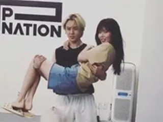 イドン、恋人ヒョナをお姫様抱っこしながら愛のスクワット