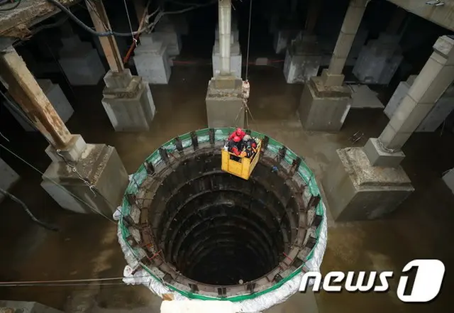 雨水ポンプ場内の地下排水トンネルの工事現場の作業員3人が、突然の豪雨によって自動で開いた水門からあふれた水に巻き込まれる事故が起きた。（提供:news1）