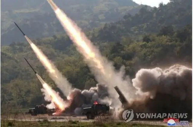 ５月に実施された北朝鮮の火力攻撃訓練＝（朝鮮中央通信＝聯合ニュース）《転載・転用禁止》