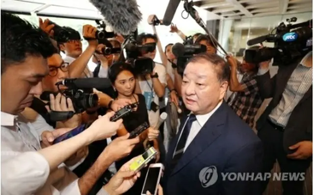 日本で報道陣に囲まれる姜昌一氏＝（聯合ニュース）