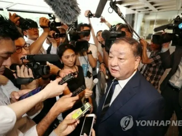 日本で報道陣に囲まれる姜昌一氏＝（聯合ニュース）