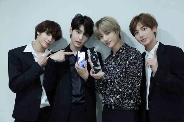 「TXT」、音楽授賞式で新人賞受賞 “ファンに感謝”（提供:OSEN）