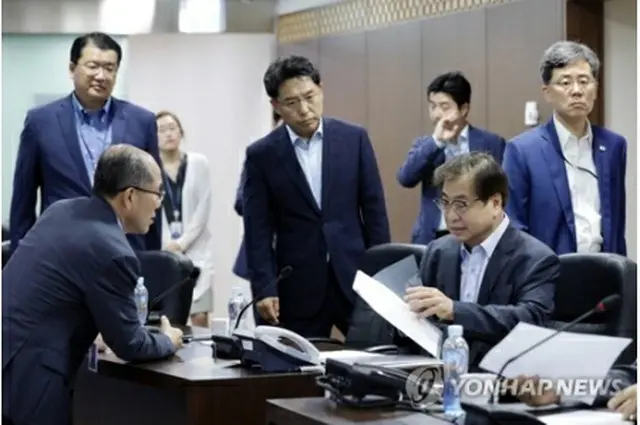 会議の前に会話する徐薫氏（手前右）と金有根氏（同左、青瓦台提供）＝２日、ソウル（聯合ニュース）≪転載・転用禁止≫