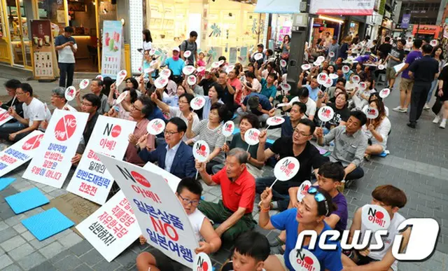 韓国の「安倍糾弾春川市民行動」は3日、江原道（カンウォンド）春川（チュンチョン）市内で「安倍糾弾！春川市民ロウソク文化祭」を開催した。（提供:news1）