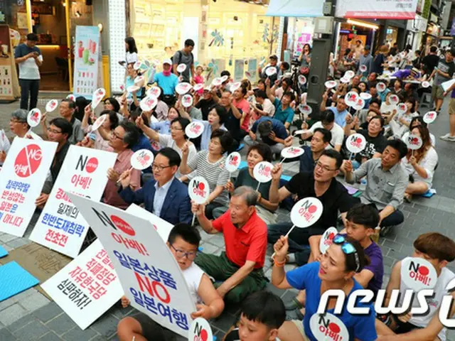 韓国の「安倍糾弾春川市民行動」は3日、江原道（カンウォンド）春川（チュンチョン）市内で「安倍糾弾！春川市民ロウソク文化祭」を開催した。（提供:news1）