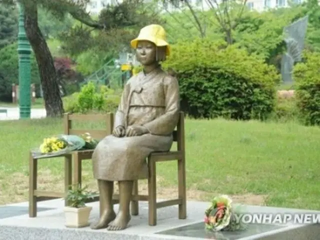ソウル近郊の公園に設置された慰安婦被害者を象徴する「平和の少女像」＝（聯合ニュース）