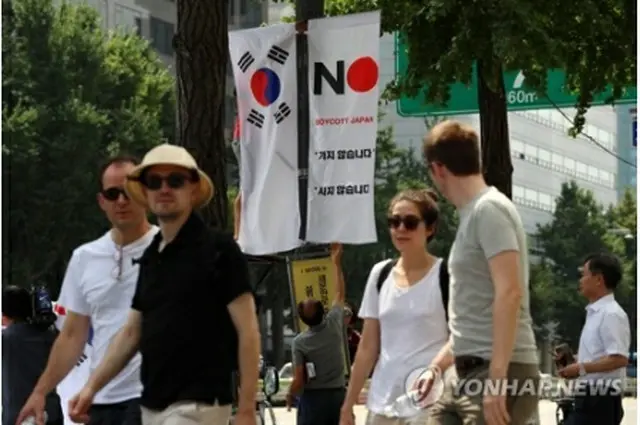 ソウル市中区に設置された旗＝６日、ソウル（聯合ニュース）