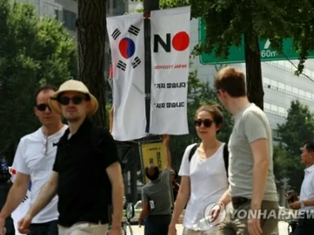 ソウル市中区に設置された旗＝６日、ソウル（聯合ニュース）