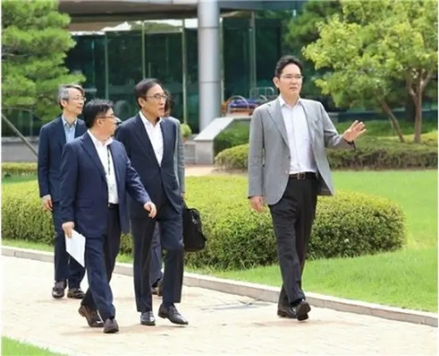 温陽事業場を訪れた李在鎔氏（右端、サムスン電子提供）＝（聯合ニュース）≪転載・転用禁止≫