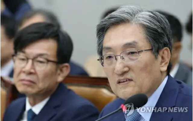 国会運営委員会で答弁する盧氏（右）＝６日、ソウル（聯合ニュース）