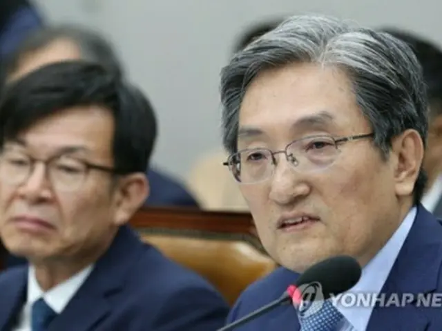 国会運営委員会で答弁する盧氏（右）＝６日、ソウル（聯合ニュース）