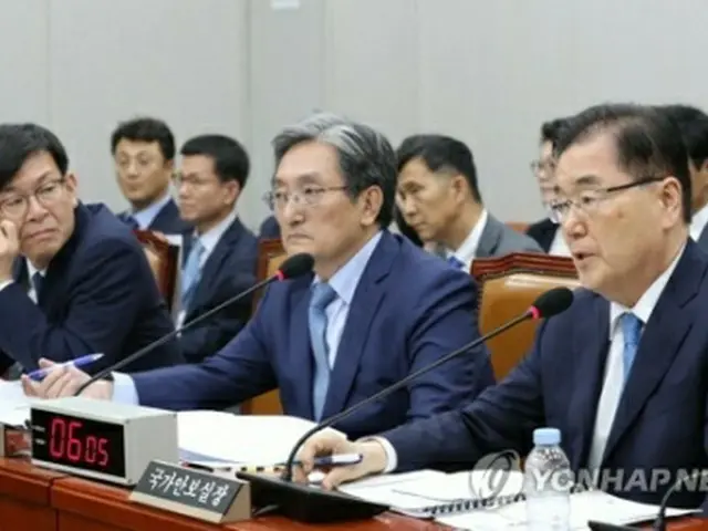 答弁する鄭義溶氏（右端）＝6日、ソウル（聯合ニュース）