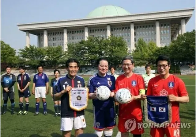 17年6月17日、ソウルの国会運動場で開かれた親善サッカーに参加した両国の議員ら＝（聯合ニュース）