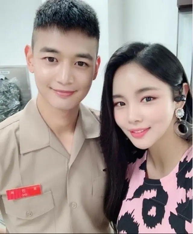 トロット歌手チョ・ジョンミン、軍服務中の「SHINee」ミンホとのツーショット写真公開（提供:news1）