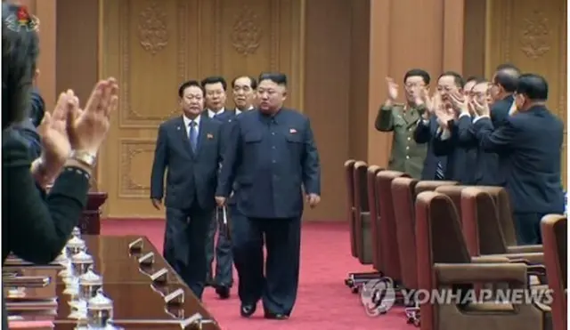 北朝鮮の朝鮮中央テレビが報じた4月12日の最高人民会議に出席する金委員長（中央）＝（聯合ニュース）≪転載・転用禁止≫
