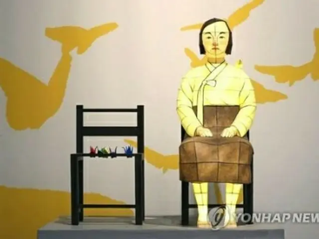 韓紙（韓国の伝統紙）で作られた旧日本軍の慰安婦被害者を象徴する「平和の少女像」。ソウルで８日から開催中の展示会で展示されている＝（聯合ニュース）