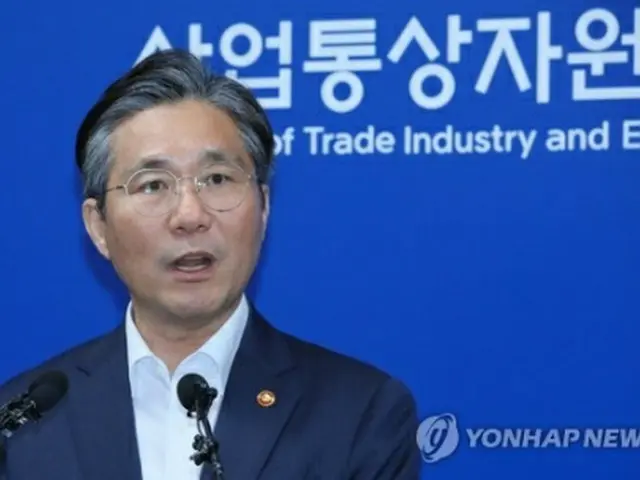 韓国の成允模（ソン・ユンモ）産業通商資源部長官は１２日、政府世宗庁舎で記者会見を開き、ホワイト国から日本を除外する制度の改正案を発表した＝（聯合ニュース）