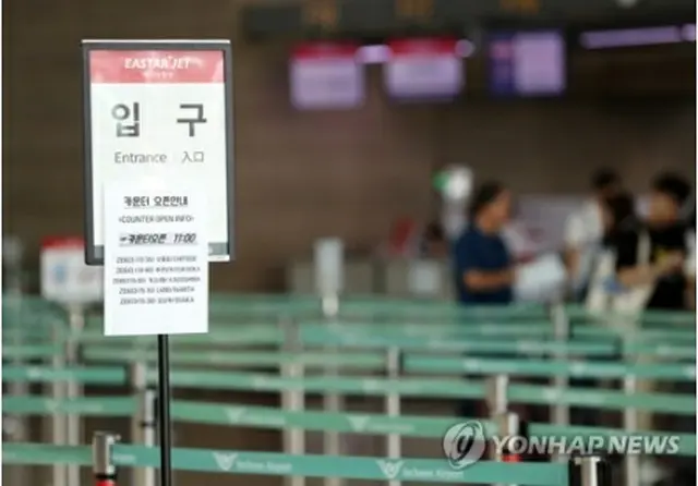 ４日、仁川国際空港の閑散とした日本便の搭乗手続きカウンター＝（聯合ニュース）