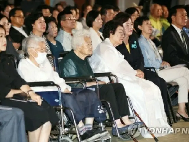 式に参列した慰安婦被害者ら＝14日、ソウル（聯合ニュース）