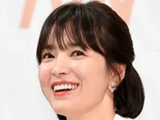 女優ソン・ヘギョ、光復節記念ソ・ギョンドク教授と中国に案内書1万部寄贈